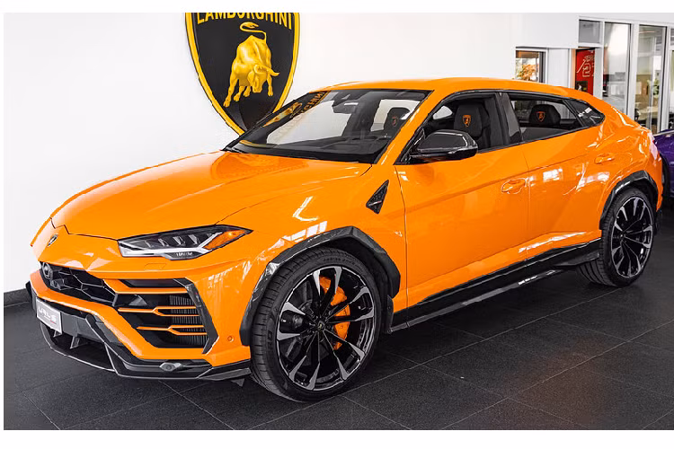 Bắt đầu từ đời xe 2020 trở về sau, hãng xe Ý sẽ cung cấp thêm cho siêu SUV Lamborghini Urus mới với 5 màu sơn, trong đó có hai màu sơn chưa từng có mặt trên mẫu xe này là Arancio Borealis (cam) và Verde Mantis (xanh lá). Cùng với đó, ba màu sơn khác được đưa ra biến thể ở lần nâng cấp này là Nero Noctis Matt (đen mờ), Bianco Monocerus Matt (trắng mờ) và Grigio Keres Matt (xám mờ).