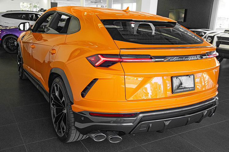 Hiện tại, năm màu sơn mới mà Lamborghini cung cấp cho siêu SUV Urus sẽ được bán ra dưới dạng tùy chọn nâng cao, thuộc chương trình cá nhân hóa Ad Personam. Lamborghini Urus có giá bán khởi điểm ở mức 207.326 USD, chưa bao gồm các tùy chọn. Tại Việt Nam, giá xe Lamborghini Urus được bán với mức trên dưới 20 tỷ Đồng.