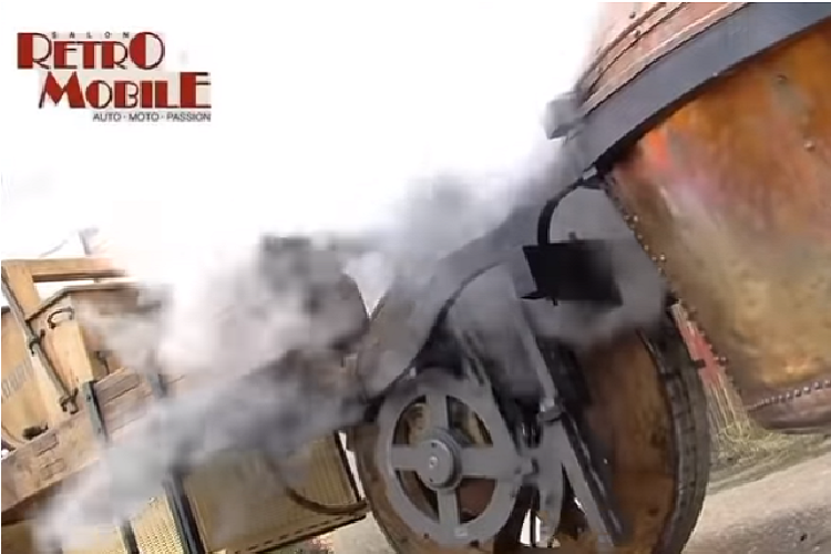 Hơn nữa, chiếc xe này không hề có vô lăng như ôtô hiện đại, vậy nên công việc điều hướng là vô cùng khó khăn thông qua một tay bánh lái kiểu tàu thuyền thời xưa.