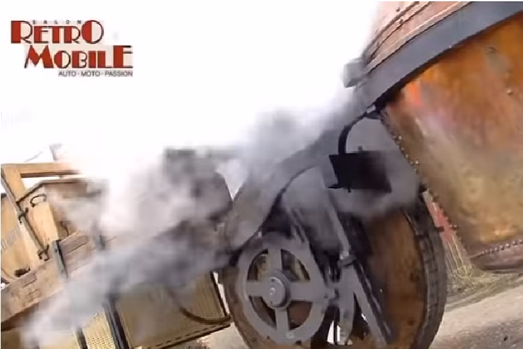 Hơn nữa, chiếc xe này không hề có vô lăng như ôtô hiện đại, vậy nên công việc điều hướng là vô cùng khó khăn thông qua một tay bánh lái kiểu tàu thuyền thời xưa.