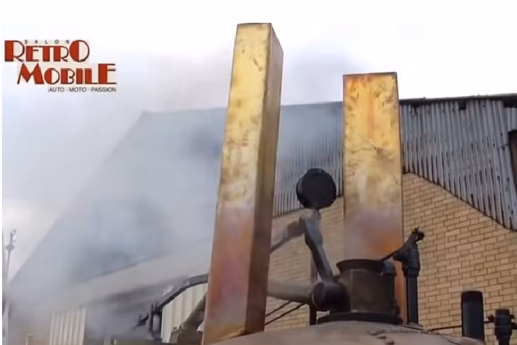 Chiếc xe hơi nước của Cugnot có hai bánh ở phía sau và một bánh ở phía trước, và thứ đặt treo phía đầu là một lò hơi khổng lồ được sử dụng để tạo hơi nước, giúp chiếc xe chuyển động. Tuy nhiên với tổng trọng lượng trên 2 tấn và một cơ chế vận hành cồng kềnh, kết quả cuối cùng là đáng thất vọng khi chiếc xe chỉ có thể di chuyển một cách cực kỳ chậm chạp ở tốc độ chưa tới 5 km/h. 