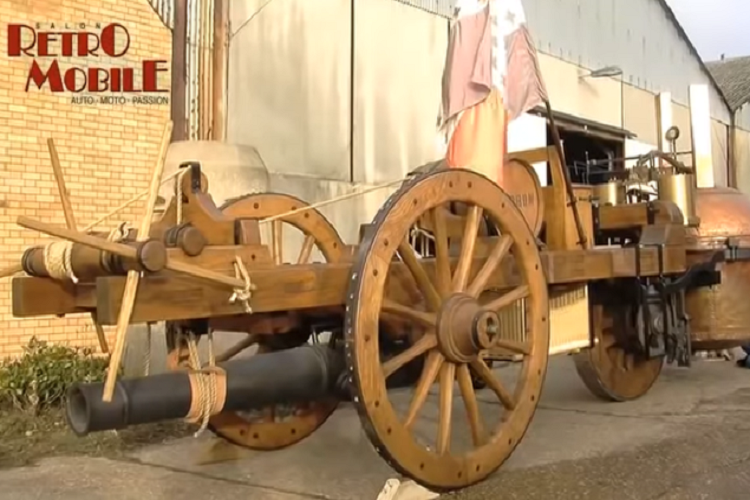 Nó có tên là “fardier à vapeur” và được sáng chế bởi Nicholas-Josef Cugnot. Chứng kiến chiếc xe to lớn, nặng nề này di chuyển là một điều rất thú vị và khiến chúng ta càng thêm trân trọng sự tinh vi của lịch sử ôtô thế giới, cũng như những chiếc xe thời nay hơn.