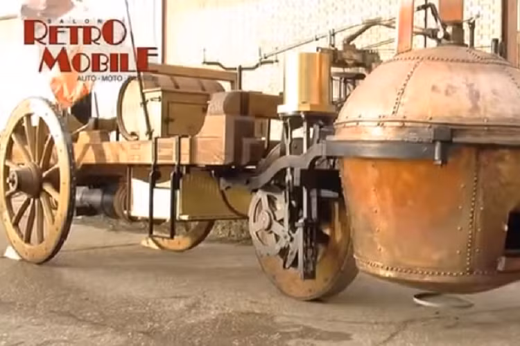 Fardier à vapeur (mang nghĩa đen là: “xe hơi nước”) trông giống một chiếc xe tải theo tiêu chuẩn hiện đại hơn là một chiếc sedan. Hoặc nó trông giống một chiếc xe ba bánh hơn là xe ôtô. Nhìn chung, nó mang một thiết kế dị thường mà khó có thể diễn tả bằng lời.