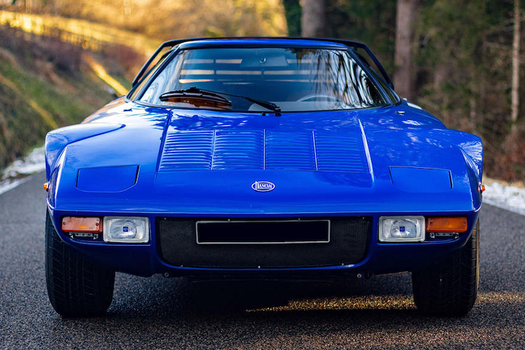 Chiếc Stratos HF Stradale này mang màu sơn xanh dương đi cùng bộ mâm màu vàng đồng. Chiếc MAT Stratos dự kiến sẽ thu về 900.000 USD trong khi giá xe Stratos HF Stradale đâu đó khoảng gần 500.000 USD.