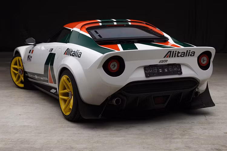 Sau những thành công từ thập niên 70, một cậu thiếu niên tên Chris Hrabalek đã nung nấu ý định hồi sinh dòng xe này vào thập niên ’90. Cậu đã sử dụng tên Stratos và thiết kế một phiên bản kế nhiệm nhằm tri ân mẫu xe này trong đồ án tốt nghiệp của mình tại Cao đẳng nghệ thuật Hoàng gia, ngành thiết kế phương tiện.