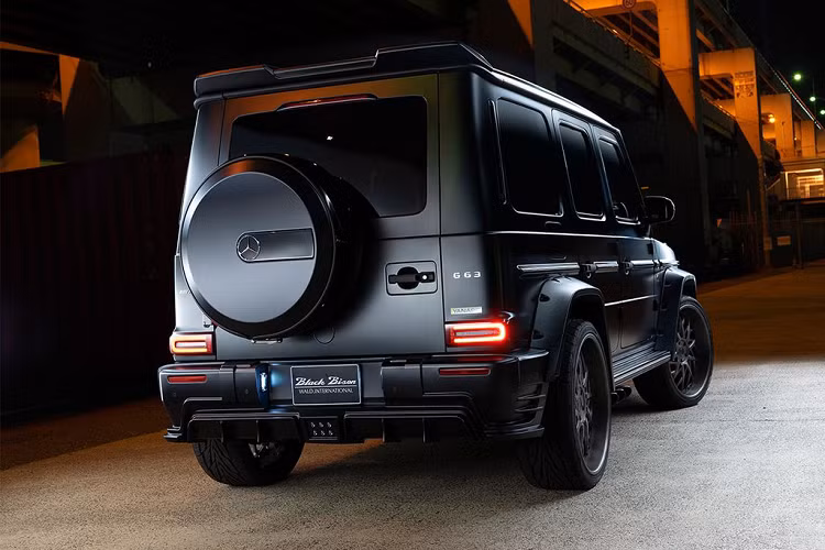 Về phần máy móc, nhà độ Nhật vẫn giữ nguyên khối động cơ nguyên bản trên 2 chiếc SUV. Dưới nắp capo của chiếc G63 này vẫn là động cơ V8 4.0 lít Tăng áp kép, sản sinh công suất cực đại 577 mã lực và 849 Nm, kết hợp cùng hệ dẫn động AWD và hộp số tự động 9 cấp.