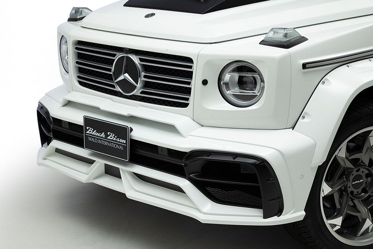 Ngoài ra, trang bị mâm hợp kim đa chấu với 2 tone màu đen – vàng đồng cũng là tùy chọn đáng chú ý.