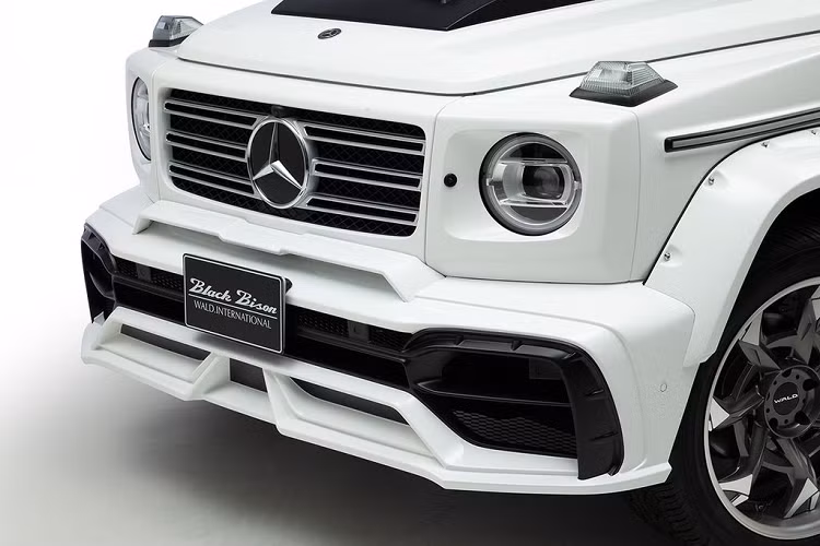 Ngoài ra, trang bị mâm hợp kim đa chấu với 2 tone màu đen – vàng đồng cũng là tùy chọn đáng chú ý.