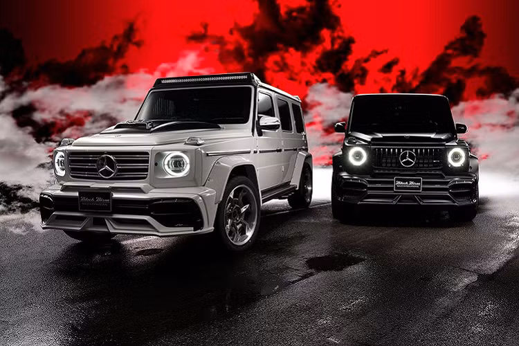 Trong màn tái xuất lần này, Wald đã giới thiệu với thế giới 2 chiếc Mercedes-Benz G-Class độ khủng bao gồm phiên bản “thường” (với lớp sơn trắng) và bản hiệu năng G63 (trong màu sơn đen). Ngoài sự khác biệt này, hai chiếc SUV còn có thể được phân biệt, lần lượt bởi tấm lưới tản nhiệt nguyên bản và kiểu mặt nạ với các nan dọc chuẩn AMG.