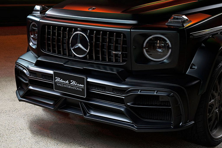 Bắt đầu với Mercedes-AMG G63 2019 mới, chiếc xe này khoác lên mình lớp áo đen mờ đầy nam tính, tương tự tùy chọn matte black của AMG. Tuy nhiên, điểm khác biệt của phiên bản này đến từ bộ trang bị ‘Black Bison’ với một loạt các chi tiết như cản trước và sau kiểu mới, sự thay đổi trên cánh gió gắn nóc trong khi các vòm bánh xe cũng được bổ sung.