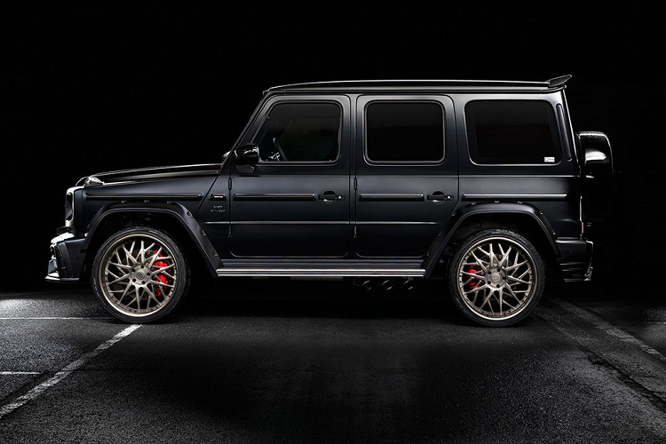 Ngoài những trang bị trên bản G63, phiên bản này còn có thêm một tấm mui đặt trên nắp capo, thanh đèn LED gắn nóc và hệ thống ống xả thể thao. Trang bị mâm 22-inch của G-Class cũng mang thiết kế khác biệt so với người anh em kể trên.