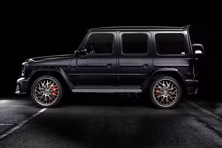 Ngoài những trang bị trên bản G63, phiên bản này còn có thêm một tấm mui đặt trên nắp capo, thanh đèn LED gắn nóc và hệ thống ống xả thể thao. Trang bị mâm 22-inch của G-Class cũng mang thiết kế khác biệt so với người anh em kể trên.