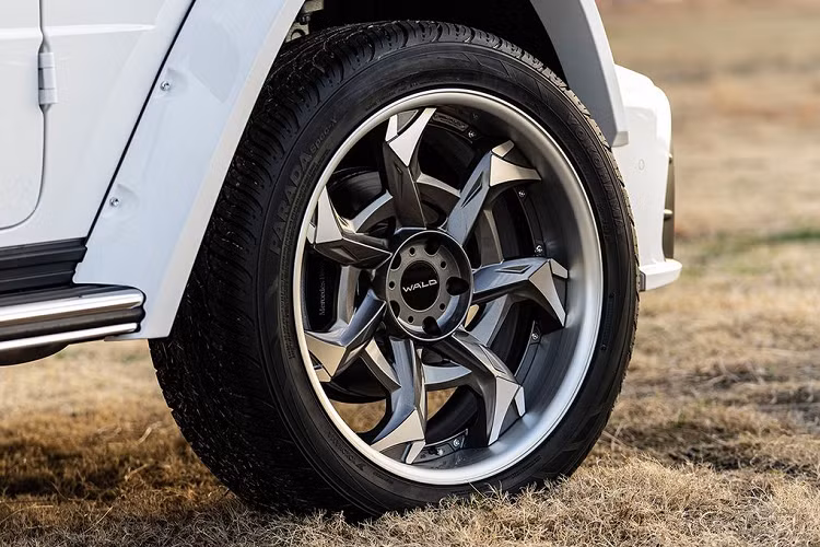 Trong khi người anh em G63 theo phong cách thiết kế mạnh mẽ và táo bạo, chiếc G-Class còn lại dường như đã được Wald pha lẫn một chút sang trọng với màu sơn bạc đầy lịch thiệp.