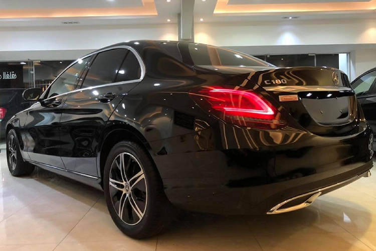 Với giá bán dự kiến khoảng 1,3 tỷ đồng, mẫu xe sedan Mercedes-Benz C180 2020 không chỉ gia tăng sức cạnh tranh cho dòng C-Class trong phân khúc sedan hạng sang cỡ nhỏ, mà còn hấp dẫn cả khách hàng của phân khúc sedan hạng D cỡ trung – phân khúc đang có sự góp mặt của những cái tên như: Toyota Camry, Honda Accord hay Mazda6.