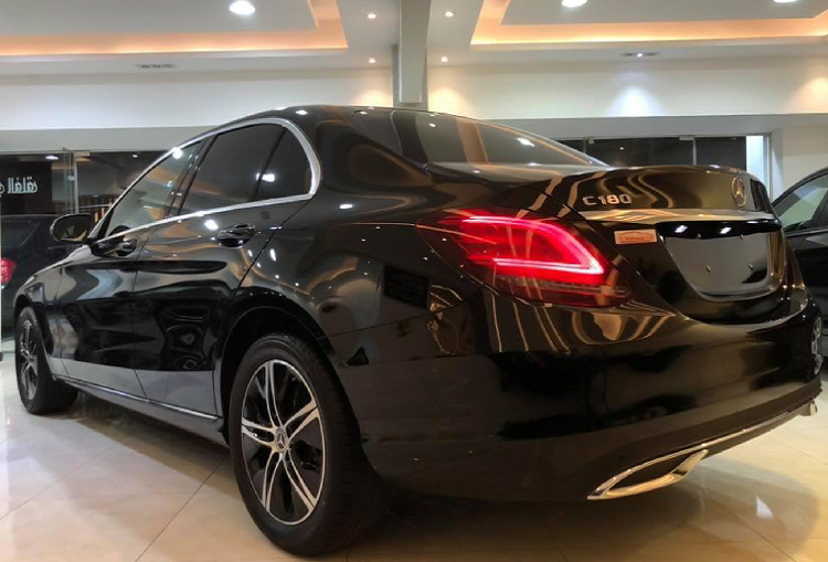 Về động cơ, C 180 được trang bị loại 4 cyl thẳng hàng (I4) dung tích 1.6L tăng áp (M274) cho công suất tối đa 156 mã lực tại 5.300 vòng/phút và mô-men xoắn cực đại 250Nm đạt được tại dải vòng tua từ 1.200 – 4.000 vòng / phút. Sức mạnh được truyền xuống cầu sau (RWD) thông qua hộp số tự động 9 cấp. Nhờ đó, C 180 có thể tăng tốc từ 0 – 100km/h chỉ trong 8,5 giây trước khi đạt tốc độ tối đa 223 km/h.