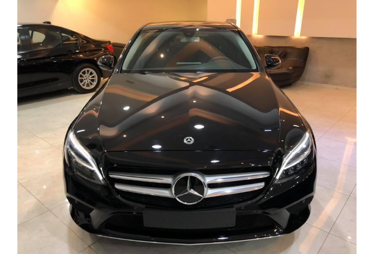 Mặc khác, giá xe Mercedes-Benz C180 2020 sẽ dễ tiếp cận nhất trong cả phân khúc sedan hạng sang cỡ nhỏ tại thị trường Việt. Hiện tại, chưa có thông tin gì về mức giá chính thức của C180, các bác hãy chờ đợi cho đến lúc xe được ra mắt.