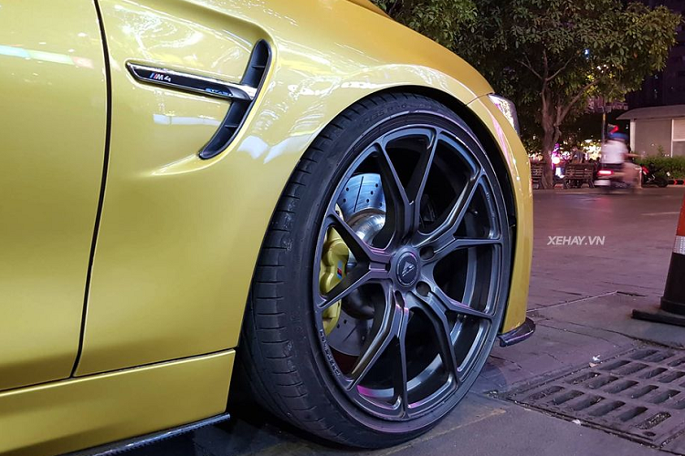 Ngay ở phần đầu xe, M4 Coupe đã toát lên diện mạo thể thao tột độ với bộ body-kit đầy cá tính, các khe hút gió hình tổ ong sơn đen cùng bộ cản trước góc cạnh, mang đầy chất khí động học