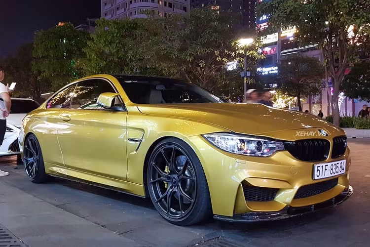 Giá xe BMW M4 Coupe khoảng hơn 4 tỷ đồng tại thời điểm ra mắt ở Việt Nam. Xe sở hữu động cơ 6 xi-lanh thẳng hàng, công nghệ M TwinPower Turbo, dung tích 2.979cc, kết hợp hộp số ly hợp kép DCT 7-cấp giúp sản sinh công suất tối đa 431 mã lực tại 5.500 – 7.300 vòng/phút, mô-men xoắn cực đại 550 Nm tại 1.850 – 5.500 vòng/ phút. 