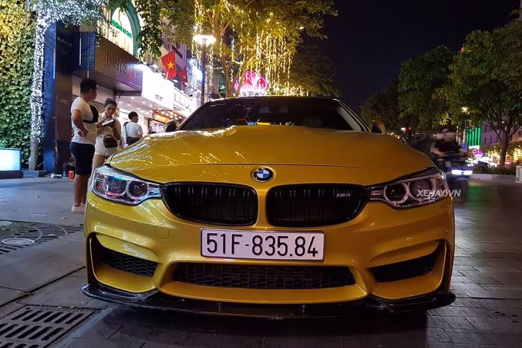 BMW M4 Coupe có kích thước tổng thể DxRxC tương ứng 4.671x1.870x1.383 mm. Xe được làm từ nhiều vật liệu có trọng lượng nhẹ như nhựa tổng hợp gia cố sợi carbon và nhôm aluminium. Mui xe carbon được trang bị tiêu chuẩn.