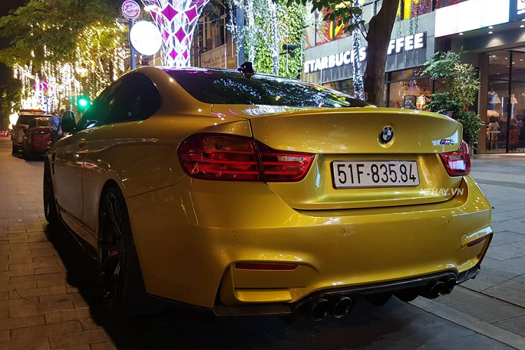BMW M4 Coupe trong bài viết được độ bộ vành hợp kim thể thao, kiểu nan kép có kích thước 19 inch sơn xám cực ngầu. Nội thất của chiếc xe được bọc da Merino cao cấp, ghế ngồi với thiết kế ôm sát, kết hợp với các chi tiết được làm từ vật liệu carbon và các đường viền crome đen bóng. Hệ thống âm thanh trên xe là loại 16-loa hiệu Harman Kardon.