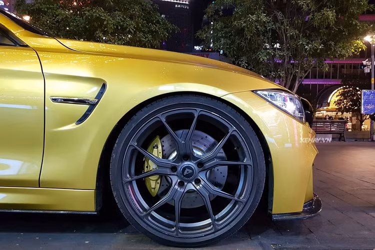 Về thiết kế tổng thể, M4 Coupe mang đậm âm hưởng thiết kế của hãng xe sang xứ Baravia với những đường nét cứng chắc, khoẻ khoắn cùng hai "hốc mũi" đặc trưng làm nên tên tuổi của BMW.