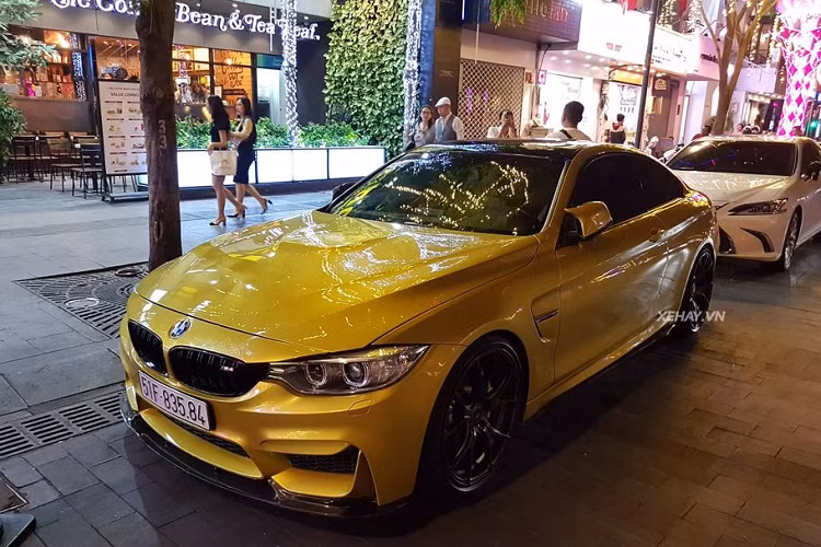 Hiện nay, số lượng xe BMW M4 Coupe đang lăn bánh trong nước là không nhiều, chỉ khoảng trên dưới 10 chiếc, trong đó bao gồm cả phiên bản M4 mui trần. Đặc biệt, đa số xe đều tập trung ở khu vực miền nam. Phiên bản M4 này đã trải qua nhiều năm lưu hành trên thị trường và chưa đón nhận phiên bản cập nhật mới nhưng dường như vẻ đẹp của xe vẫn không hề bị phai nhoà theo thời gian.