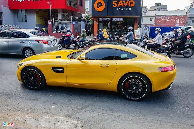 Mercedes-AMG GT là mẫu xe thể thao hiệu suất cao của thương hiệu ngôi sao 3 cánh. Ra mắt vào năm 2014, xe khá được lòng các đại gia Việt Nam. Bên cạnh những chiếc được nhập khẩu chính hãng, các đại lý tư nhân cũng đem mẫu xe này về Việt Nam. Cường Đô La cũng từng sở hữu một chiếc với ngoại thất màu xám, lấy cảm hứng từ loạt phim Fast &amp; Furious. 