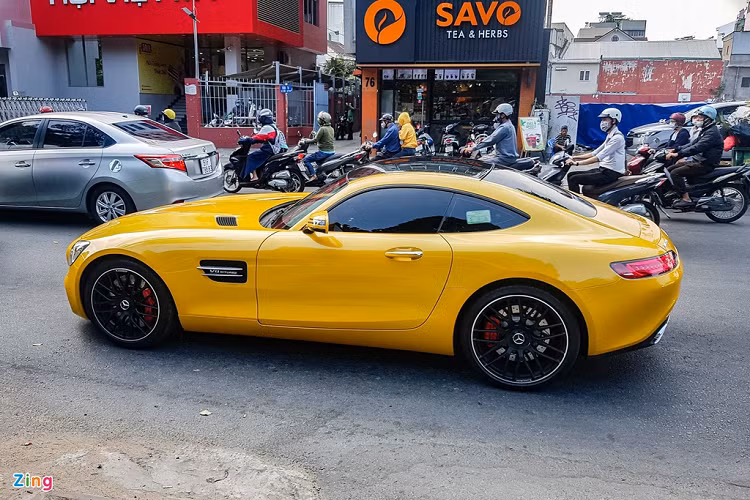 Mercedes-AMG GT là mẫu xe thể thao hiệu suất cao của thương hiệu ngôi sao 3 cánh. Ra mắt vào năm 2014, xe khá được lòng các đại gia Việt Nam. Bên cạnh những chiếc được nhập khẩu chính hãng, các đại lý tư nhân cũng đem mẫu xe này về Việt Nam. Cường Đô La cũng từng sở hữu một chiếc với ngoại thất màu xám, lấy cảm hứng từ loạt phim Fast &amp; Furious. 