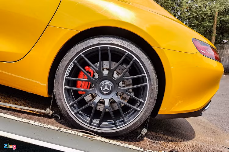 Xe sử dụng bộ mâm 19 inch cho bánh trước và 20 inch ở bánh sau, đi kèm với đó là lốp Michelin Pilot Super Sport với độ bám đường cao. Đĩa phanh trên xe cũng là phiên bản hiệu năng cao của AMG với kẹp phanh màu đỏ ở cả trước và sau. AMG GT S được trang bị hệ thống lái thể thao AMG với trợ lực biến thiên theo tốc độ.