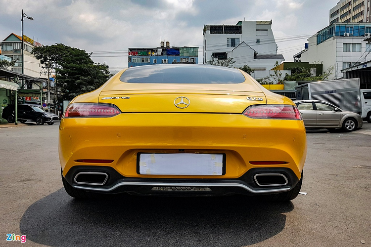 Mercedes-AMG GT S là phiên bản nâng cấp về ngoại thất cũng như hiệu suất vận hành so với phiên bản AMG GT tiêu chuẩn. Xe sử dụng khối động cơ bi-turbo V8 dung tích 4.0L, sản sinh công suất tối đa 510 mã lực tại vòng tua 6.250 vòng/phút, mô-men xoắn cực đại 650 Nm tại vòng tua 1.750 – 4.750 vòng/phút.