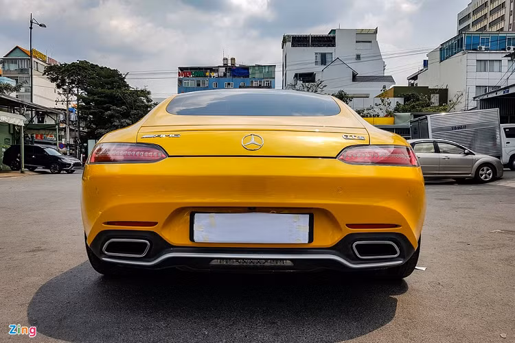 Mercedes-AMG GT S là phiên bản nâng cấp về ngoại thất cũng như hiệu suất vận hành so với phiên bản AMG GT tiêu chuẩn. Xe sử dụng khối động cơ bi-turbo V8 dung tích 4.0L, sản sinh công suất tối đa 510 mã lực tại vòng tua 6.250 vòng/phút, mô-men xoắn cực đại 650 Nm tại vòng tua 1.750 – 4.750 vòng/phút.