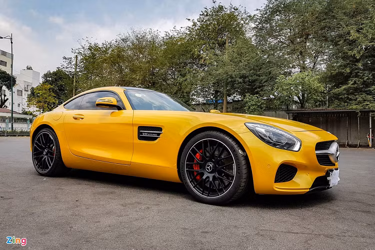 Đây là chiếc Mercedes-AMG GT S đầu tiên về Việt Nam theo dạng phân phối chính hãng từ Mercedes-Benz Việt Nam. Xuất hiện trước công chúng vào đầu năm 2015, xe có mức giá lúc bấy giờ vào khoảng 8,259 tỷ đồng. Chiếc xe này cũng góp mặt tại nhiều sự kiện như Vietnam Motor Show hoặc chương trình trải nghiệm xe Mercedes-Benz Driving Academy được tổ chức tại Bình Dương. 