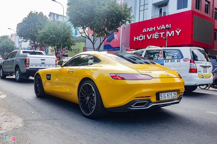 Hãng xe Đức còn đem về thêm 2 phiên bản cao cấp hơn là AMG GT S Edition 1 với màu ngoại thất đen nhám và AMG GT Roadster màu trắng. Tuy nhiên, trái với số phận của 2 chiếc xe trên, chiếc AMG GT S màu Vàng Solar Beam khá khó khăn để tìm được chủ nhân của mình. Phải đến tháng 6/2018, xe mới tìm được chủ nhân.