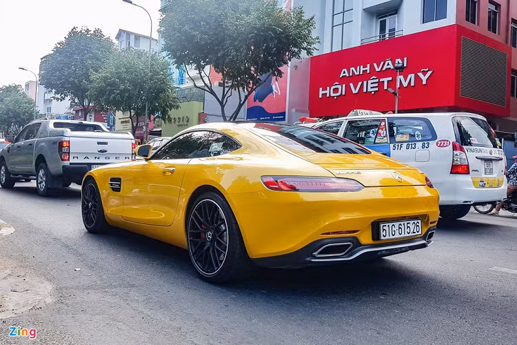 Hãng xe Đức còn đem về thêm 2 phiên bản cao cấp hơn là AMG GT S Edition 1 với màu ngoại thất đen nhám và AMG GT Roadster màu trắng. Tuy nhiên, trái với số phận của 2 chiếc xe trên, chiếc AMG GT S màu Vàng Solar Beam khá khó khăn để tìm được chủ nhân của mình. Phải đến tháng 6/2018, xe mới tìm được chủ nhân.
