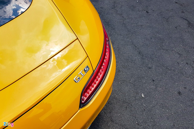 Một số tính năng tiện nghi có trên AMG GT S như: hệ thống điều khiển truyền thông đa phương tiện COMAND Online với đầu đọc DVD, màn hình màu TFT 8,4 inch độ phân giải 960 x 540 pixel, bộ thu sóng phát thanh, đầu đọc thẻ SD, bộ nhớ lưu trữ nhạc 10 GB (tương thích định dạng MP3/WMA/ACC), kết nối Bluetooth, trình duyệt Internet.