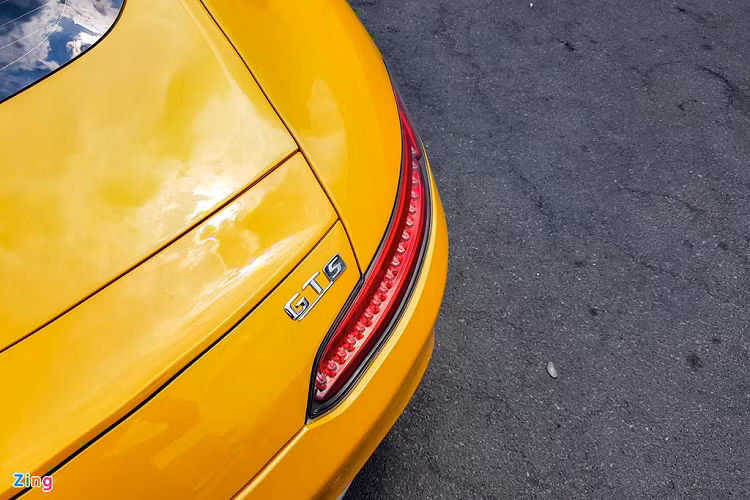 Một số tính năng tiện nghi có trên AMG GT S như: hệ thống điều khiển truyền thông đa phương tiện COMAND Online với đầu đọc DVD, màn hình màu TFT 8,4 inch độ phân giải 960 x 540 pixel, bộ thu sóng phát thanh, đầu đọc thẻ SD, bộ nhớ lưu trữ nhạc 10 GB (tương thích định dạng MP3/WMA/ACC), kết nối Bluetooth, trình duyệt Internet.