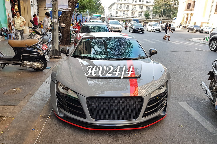 Để chào đón năm Canh Tý, không ít siêu xe đã được các chủ nhân cho thay áo để mừng năm mới. Một trong số đó là chiếc siêu xe Audi R8 độ body kit thân rộng Prior Design độc nhất Việt Nam.