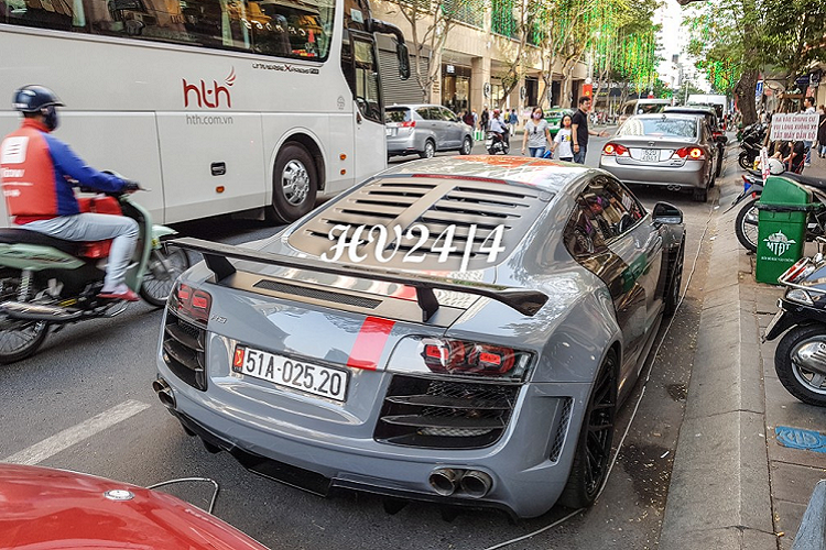 Không chỉ thế, bộ áo mới trên chiếc siêu xe Audi R8 độ body kit thân rộng Prior Design còn có thêm sọc màu đỏ kéo dài từ nắp capô... Và vòng xuống đuôi siêu xe Audi R8 độ body kit thân rộng Prior Design để tạo điểm nhấn. Ngoài ra, đối lập bộ áo xám xi-măng này còn có nhiều chi tiết bằng carbon như tay nắm cửa...