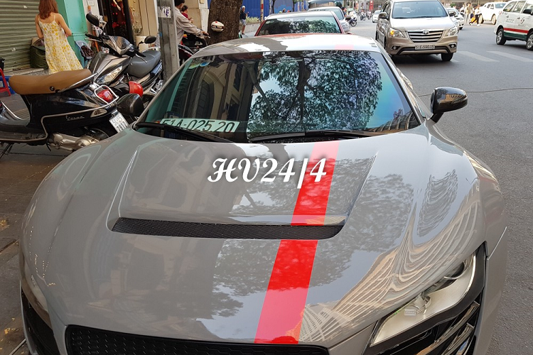 Gương chiếu hậu của Audi R8 độ body kit thân rộng Prior Design... Hay cả hốc gió đuôi xe và cánh gió đuôi đều bằng carbon. Bên cạnh đó là các chi tiết sơn đen bóng. Ngoại thất chiếc Audi R8 V8 đời cũ này được bổ sung thêm gói độ body kit thân rộng Prior Design mang đến dáng vẻ hầm hố hơn so với xe nguyên bản.