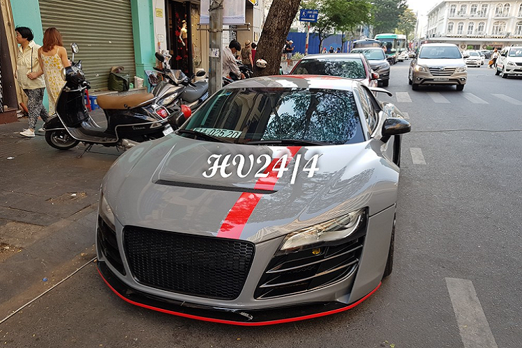 Lúc mới có mặt tại Việt Nam, chiếc siêu xe Audi R8 độ Prior Design thân rộng này mang ngoại thất màu trắng, sau nhiều lần thay áo đề-can và cả sơn đổi màu, chiếc xe này về màu vàng rực bắt mắt.