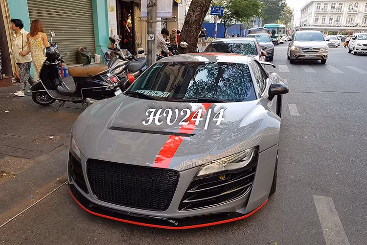 Lúc mới có mặt tại Việt Nam, chiếc siêu xe Audi R8 độ Prior Design thân rộng này mang ngoại thất màu trắng, sau nhiều lần thay áo đề-can và cả sơn đổi màu, chiếc xe này về màu vàng rực bắt mắt.