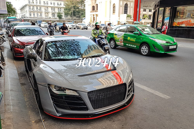 Hiện tại, để mừng năm Canh Tý 2020, chủ xe đã dán đổi màu chiếc Audi R8 độ body kit thân rộng Prior Design thành xám xi măng cùng với các sọc màu đỏ để tạo điểm nhấn. Trong năm 2019 vừa qua, có ít nhất 3 chiếc siêu xe đã chọn màu xám xi-măng để khoác lên ngoại thất nhằm tạo vẻ cá tính.