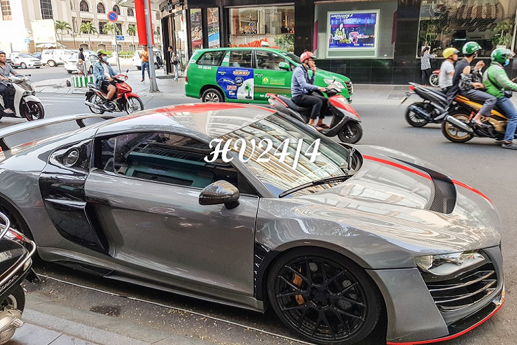 Khá thú vị là vào tháng 8/2018, chiếc siêu xe Audi R8 độ body kit thân rộng Prior Design cũng đã được nhìn thấy khoác bộ áo xám xi-măng. Tuy nhiên, bộ áo lần này có độ bóng và hoàn thiện cao hơn.