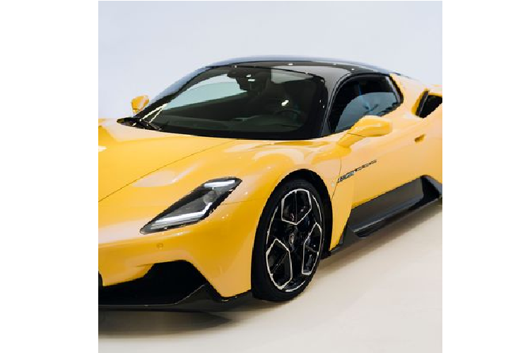 Cung cấp sức mạnh cho Maserati MC20 thế hệ mới là khối động cơ tăng áp kép V6 3.0L sản sinh công suất 621 mã lực và mô-men xoắn cực đại 730 Nm, kết hợp với hộp số ly hợp kép tám cấp cùng hệ dẫn động cầu sau và bộ vi sai chống trượt. Thiết lập này giúp MC20 có thể tăng tốc từ 0 - 100 km/h chỉ trong 2,9 giây trước khi cán tốc độ tối đa 325 km/h.