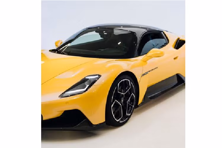 Cung cấp sức mạnh cho Maserati MC20 thế hệ mới là khối động cơ tăng áp kép V6 3.0L sản sinh công suất 621 mã lực và mô-men xoắn cực đại 730 Nm, kết hợp với hộp số ly hợp kép tám cấp cùng hệ dẫn động cầu sau và bộ vi sai chống trượt. Thiết lập này giúp MC20 có thể tăng tốc từ 0 - 100 km/h chỉ trong 2,9 giây trước khi cán tốc độ tối đa 325 km/h.