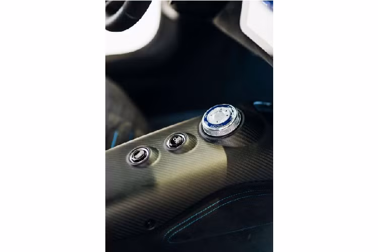 Maserati cho biết trong tương lai hãng sẽ bổ sung thêm một phiên bản Folgore chạy điện của MC20, dự kiến ra mắt dưới dạng model 2023 và có ba động cơ điện tạo ra công suất vượt con số 621 mã lực.