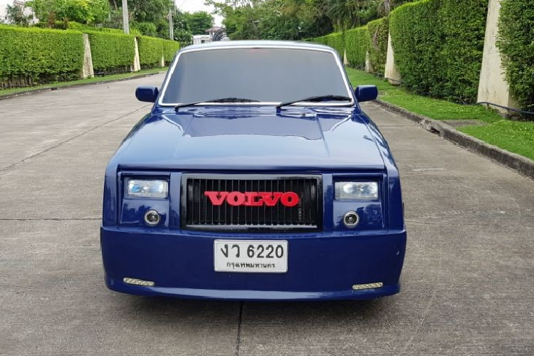 Chiếc Rolls-Royce Phantom nhái vốn ra đời từ mẫu sedan cỡ trung Volvo 240 từng được sản xuất trong thời gian từ năm 1974 - 1993. Chủ nhân của chiếc xe này có lẽ muốn nổi bật hơn khi ra phố nên đã thay đổi thiết kế bên ngoài theo phong cách Rolls-Royce Phantom.
