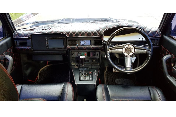 Ngoài ra, chiếc Rolls-Royce "nhái" còn được trang bị cụm đèn pha hình chữ nhật giống với xe siêu sang Phantom. Hoàn thành thiết kế của phần đầu xe là cản trước mới với dải đèn LED định vị ban ngày.