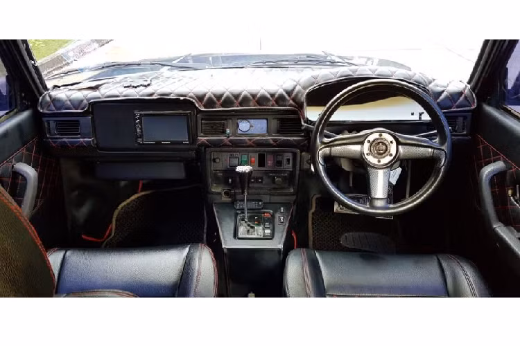 Ngoài ra, chiếc Rolls-Royce "nhái" còn được trang bị cụm đèn pha hình chữ nhật giống với xe siêu sang Phantom. Hoàn thành thiết kế của phần đầu xe là cản trước mới với dải đèn LED định vị ban ngày.