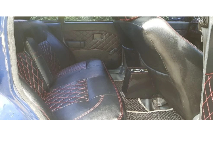 Tương tự đầu xe, thiết kế sườn xe của chiếc Rolls-Royce "hàng giả" cũng kỳ quặc không kém. Phần sườn này được bổ sung thanh ba-bô-lê mở rộng để tương xứng với cản trước/sau. Thêm vào đó là bộ vành hợp kim mới có đường kính 19 inch, lốp runflat và tay nắm cửa màu đen.